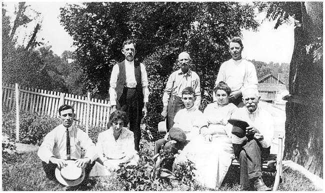 Family of Sam Taylor, lockkeeper and resident at lock 49 from 1889-1924.