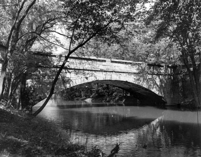 Licking Creek aqueduct, a stone bridge with one large arch