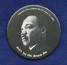 Button of Martin Luther King with text "don't let the dream die"