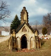 Photo of Hoye family crypt in Rose Hill cemetery, Cumberland, MD